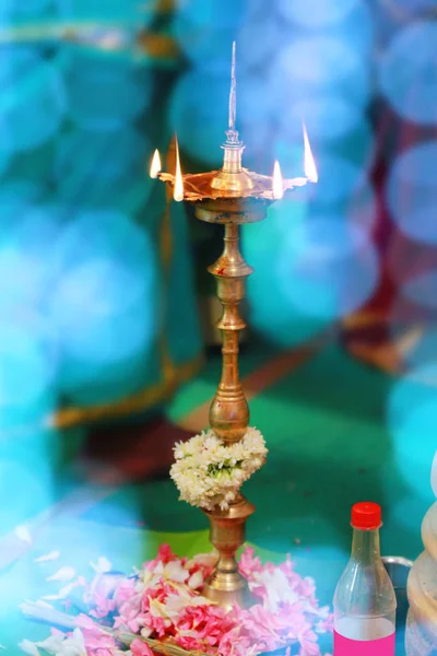 Prayer lights at an Indian wedding with lights. — Stock Photo, Image