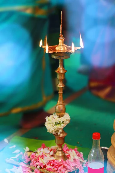 Luces de oración en una boda india con luces . — Foto de Stock