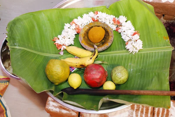 Bandeja de Oración Pooja. Hindú Tamil tradicional boda rituales — Foto de Stock