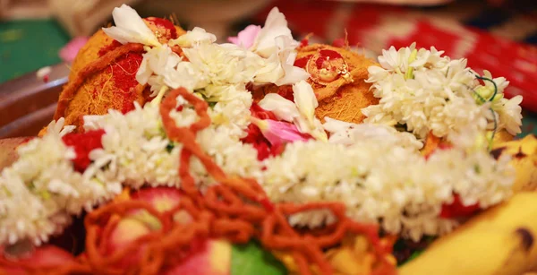 Sutra mangal con flores en la ceremonia de boda del sur de la India — Foto de Stock