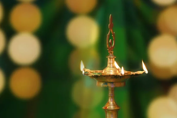 Масляные лампы на индийской свадебной церемонии с огнями . — стоковое фото