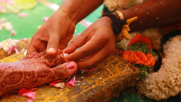 Dél-indiai esküvői szertartások a menyasszony és a vőlegény esküvői háttérrel — Stock Fotó