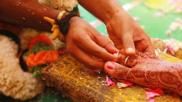 Rituels de mariage sud-indiens de mariée et marié avec fond de mariage — Photo