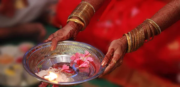 Ινδουιστικό ινδική γαμήλια τελετή σε ένα ναό — Φωτογραφία Αρχείου