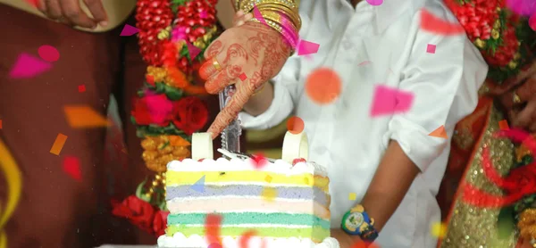 幸せな誕生日のケーキの部分でケーキカット — ストック写真