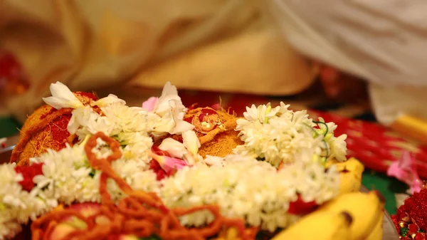 莽佛经与花卉在南亚婚礼上的传统和仪式 — 图库照片