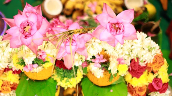 Hindu Indian wedding ceremony, flowers. — Stock Photo, Image