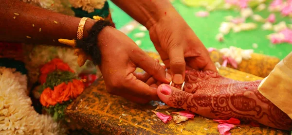 Νότιο Ινδικό γάμος τελετές, τελετουργικά Ινδικό γάμο της νύφης και του γαμπρού με γάμο σε φόντο — Φωτογραφία Αρχείου