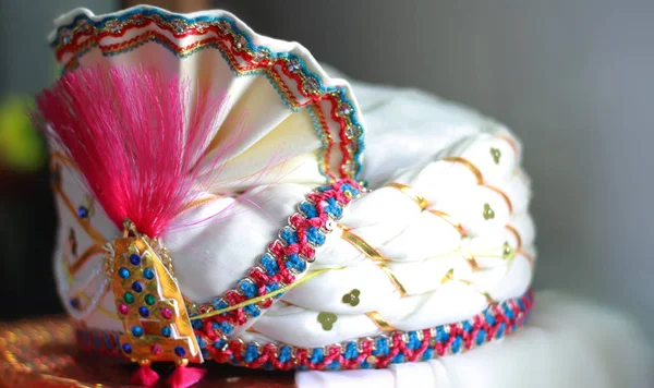 Sehra geleneksel Hint düğün töreninde damadın