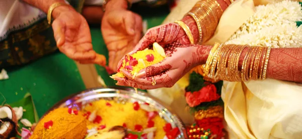 Handen på bruden innehas av en brudgum under en traditionell ritual i en indiska hinduiska bröllop — Stockfoto