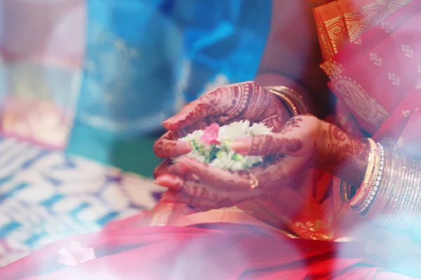 Ceremonia de boda india tradicional. Manos bonitas, detalles de las tradiciones y rituales tradicionales de la ceremonia de boda india — Foto de Stock