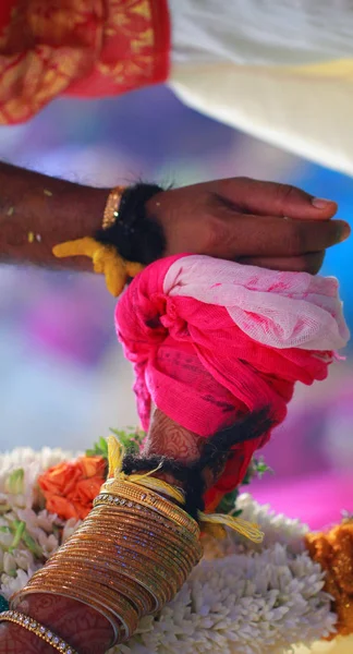 Novio tiene novia mano en el sur de la India tradicional ceremonia de boda — Foto de Stock