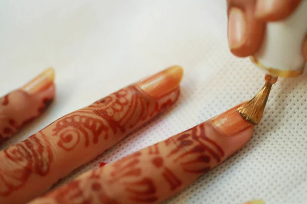 Application de vernis à ongles à la main mariée indienne, maquillage des ongles nuptiaux indiens — Photo