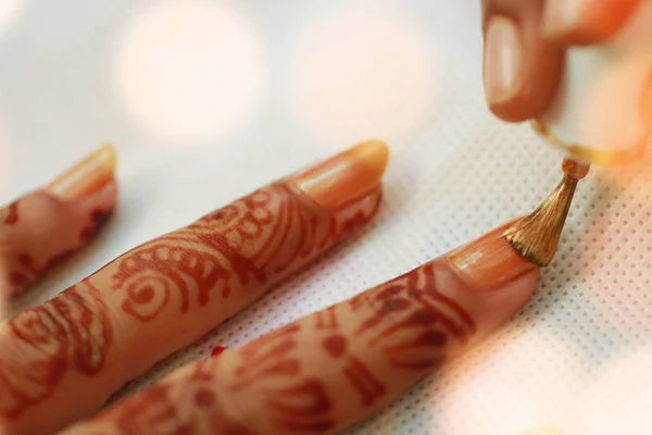 Application de vernis à ongles à la main mariée indienne, maquillage indien des ongles nuptiaux avec des lumières . — Photo