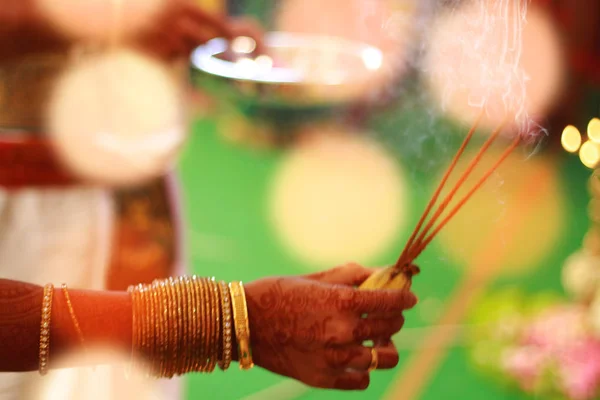 Indiase huwelijksceremonie in een tempel hindoe — Stockfoto