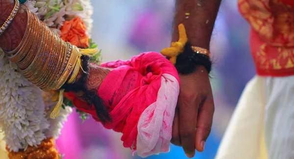 Novia y novio juntos en una ceremonia de boda india —  Fotos de Stock