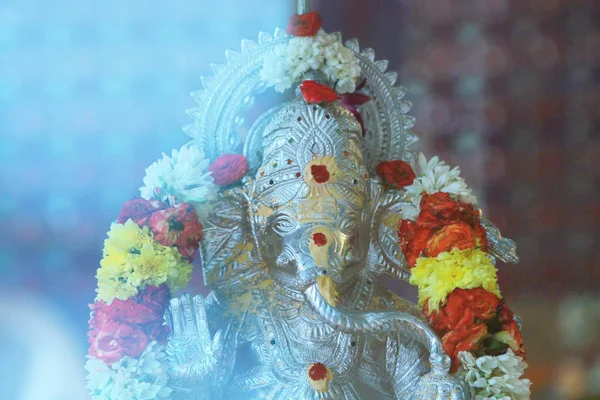 Sølvfarget statue ved hinduguden ganesha seremonielle elefant – stockfoto
