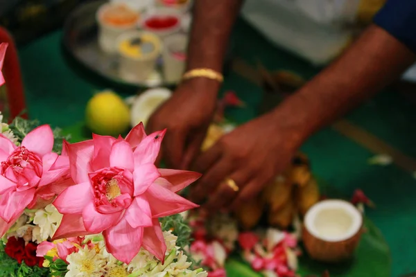 South Indian hindu wedding rituals with colorful flowers. — Stock Photo, Image