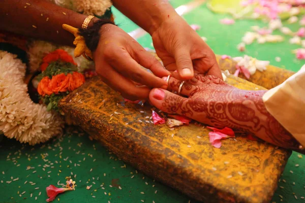 Rituels de mariage sud-indiens de mariée et marié avec fond de mariage — Photo