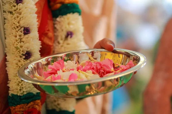 Indiase traditionele cultuur kleurrijke slinger van verse bloemen met Zuid-Indiase bruiloft rituelen — Stockfoto