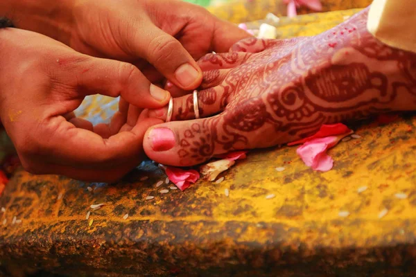 Rituales de boda del sur de la India, rituales de boda de la India de la novia y el novio con fondo de boda —  Fotos de Stock