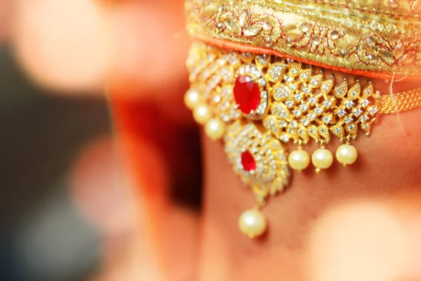 Vestido de noiva e mão de noiva, Preparação do casamento indiano. Luxo Oriental Moda beleza Acessórios com luzes — Fotografia de Stock