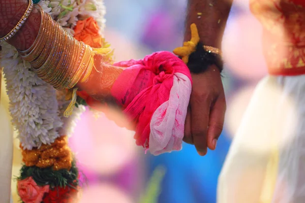 Novio tiene novia mano en el sur de la India tradicional ceremonia de boda con luces — Foto de Stock