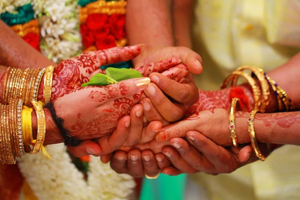 Casal de casamento mãos bonitas, cerimônia de casamento hindu incrível. Detalhes do casamento tradicional indiano . — Fotografia de Stock