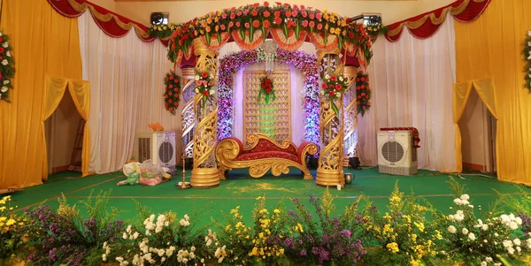 Bröllop scen dekoration med blommor — Stockfoto