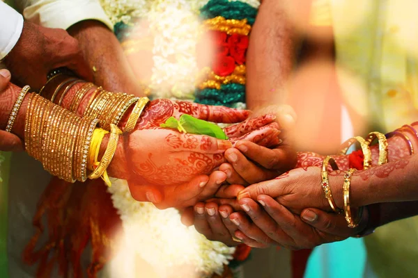 Szczegóły ślubu tradycyjnych indyjskich ze światłami. — Zdjęcie stockowe