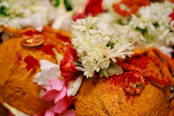 南印度婚礼花莽佛经 — 图库照片