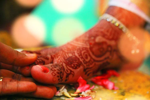 Rytuały Indian ślub panny młodej i pana młodego z tło wesele ze światłami. — Zdjęcie stockowe