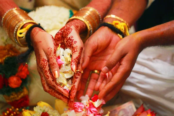 Realizando sur asiático boda ceremonia tradiciones y rituales — Foto de Stock