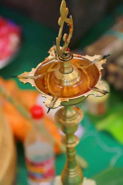 Нефтяные лампы на индийской свадебной церемонии — стоковое фото