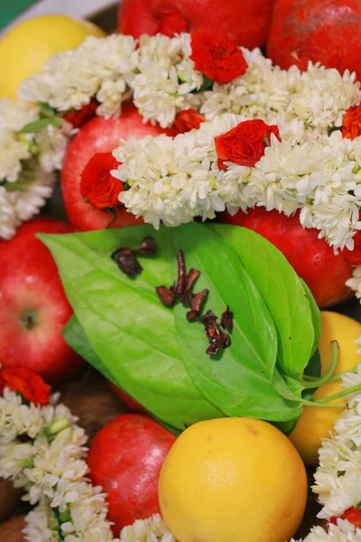 Nahaufnahme Stapel von Betelblatt mit Früchten und Blumen. — Stockfoto