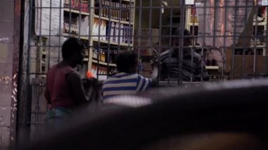 Chennai, Hindistan - 12 Haziran 2016: Yaşlı adam geceleri işlek bir yolda içecekler satın alır