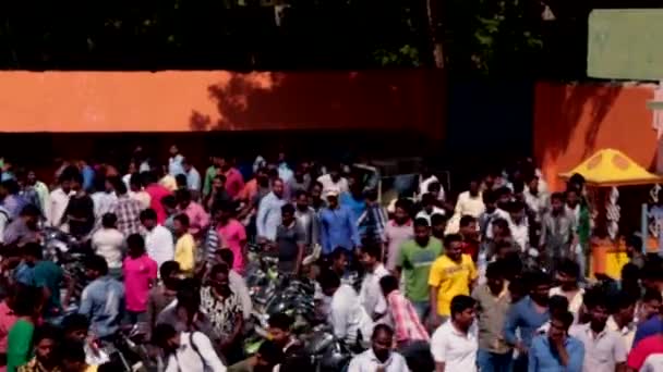 CHENNAI, ÍNDIA - JUNHO 13, 2016: Estacionamento de bicicleta no cinema, Primeiro dia de lançamento de filmes pessoas esperando na fila para o cinema público na Índia . — Vídeo de Stock