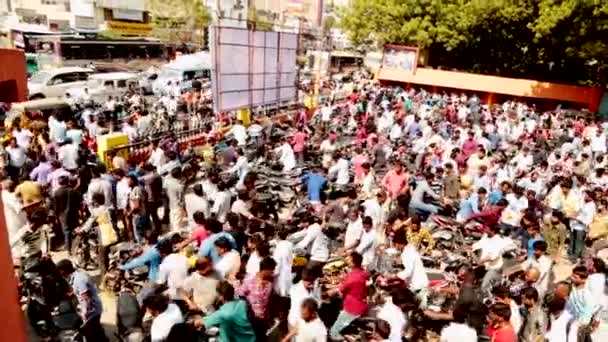 CHENNAI, ÍNDIA - JUNHO 13, 2016: Os povos saem do teatro depois de assistir ao filme . — Vídeo de Stock