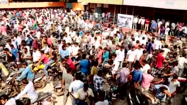 Chennai, Ινδία - 13η Ιουνίου 2016: Λαών που βγαίνει από το θέατρο μετά βλέποντας την ταινία. — Αρχείο Βίντεο