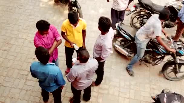Ченнаї, Індія - 13 червня 2016: Друзі чекають, щоб побачити фільм — стокове відео