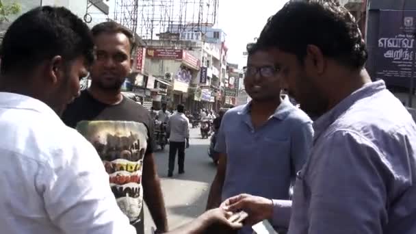 CHENNAI, INDIA - 13 GIUGNO 2016: L'amico dà i soldi per guardare il film, gli amici guardano la macchina fotografica — Video Stock