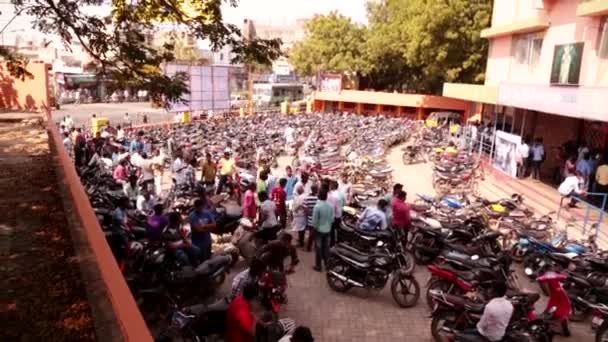 Chennai, Indie - 13 června, 2016: Bike parkování na kino divadlo, první den filmové verze národy ve frontě pro veřejné kino divadlo v Indii. — Stock video