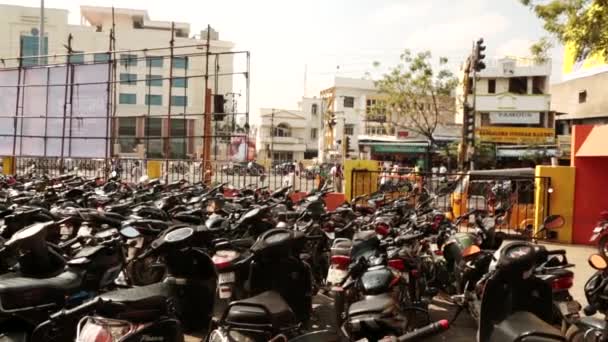 Chennai, India - 13e juni 2016: Fiets parkeren in de arena van de film — Stockvideo