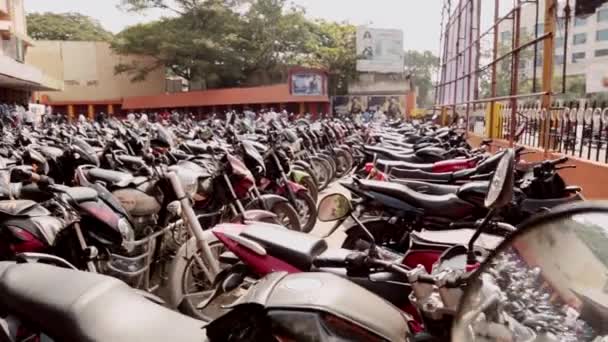 CHENNAI, ÍNDIA - 13 de julho de 2016: Estacionamento de bicicleta no cinema . — Vídeo de Stock