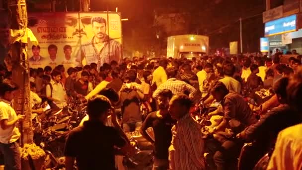 ЧЕННАЙ, Индия - 13 июня 2016 года: Люди выходят из театра после просмотра фильмов. Толпился в первый день ночного шоу — стоковое видео