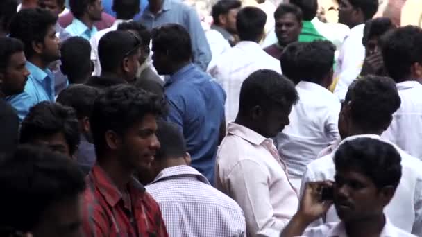 Chennai, Indie - 13 czerwca 2016: Ludzie jedzą i zrelaksować się w teatrze w czasie przerwy w Indiach. — Wideo stockowe