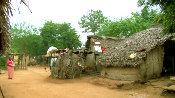 INDIA - 15 DE MAYO DE 2016: Casa rural india con techo de paja — Vídeos de Stock
