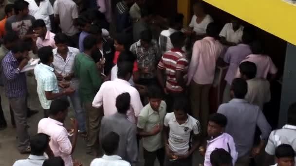 CHENNAI, ÍNDIA - 13 de julho de 2016: Ângulo superior - As pessoas comem e relaxam no teatro durante o intervalo na Índia — Vídeo de Stock