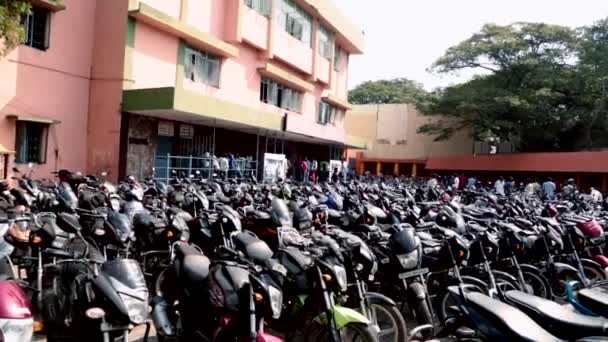 Chennai, Hindistan - 13 Haziran 2016: Bisiklet park yeri sinemada. — Stok video