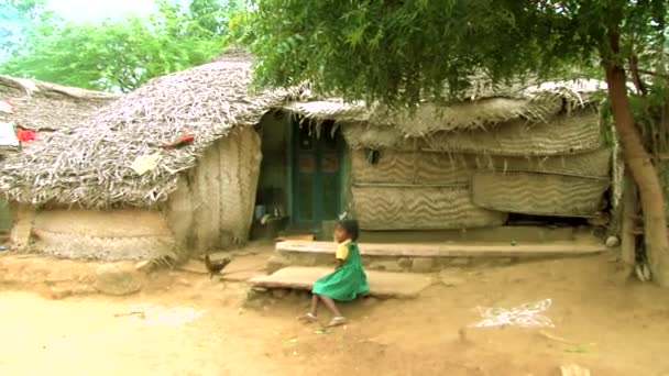 Indien - 15 maj 2016: oidentifierade lilla flicka som leker på spel på hus exteriör — Stockvideo